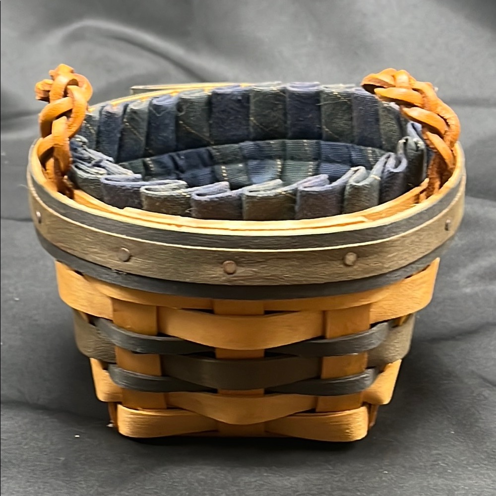 4.5” 1999 Longaberger Collectors Club Renewal Basket and Liner